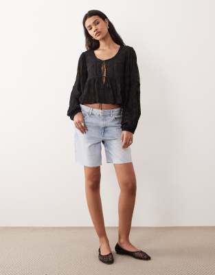 Miss Selfridge - Sort bluse med dyb rund hals og bindebånd foran | ASOS