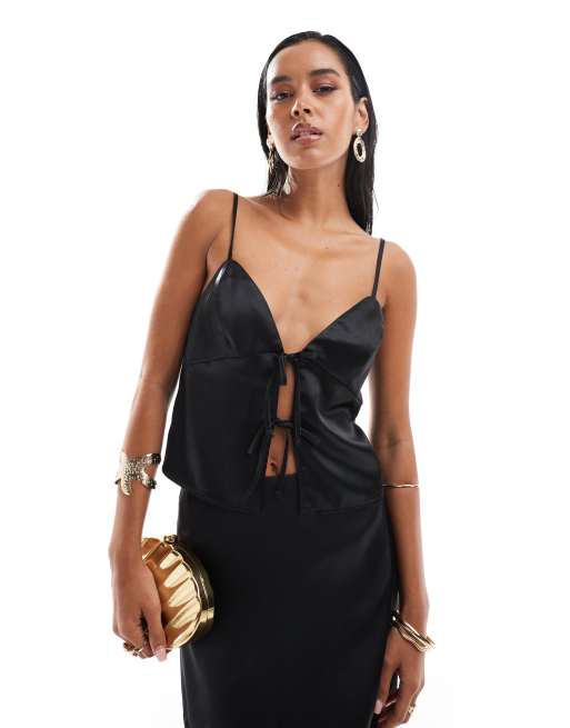 Miss Selfridge - Sort cami-top med bindebånd foran i satin