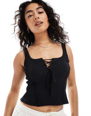 Miss Selfridge - Sort cami-top med snøredetaljer - view 1