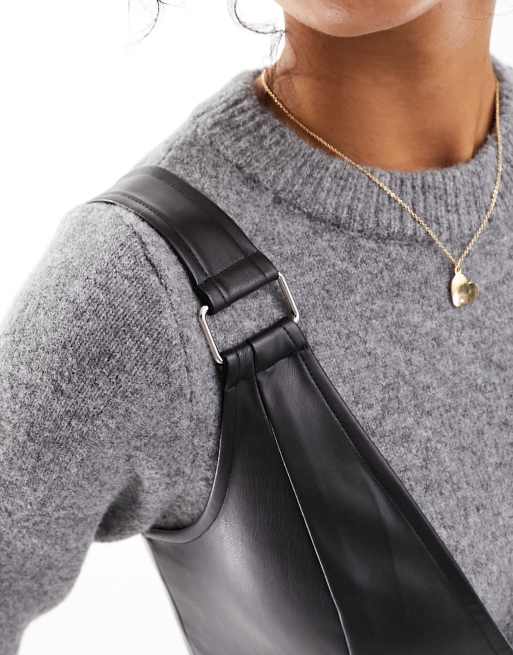 Miss Selfridge - Sort pinafore-kjole i imiteret læder med spænde, 3 af 4