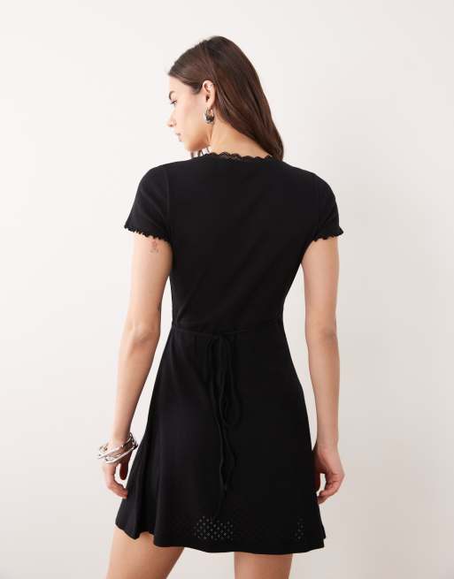 Miss Selfridge - Sort slå om-kjole i pointelle-strik med blondekant, 3 af 4