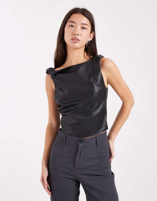 Miss Selfridge - Sort top i imiteret læder med snoet detalje