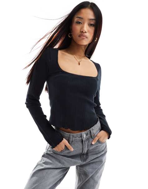 Miss Selfridge - Sort top med firkantet hals og picot-kant - view 1