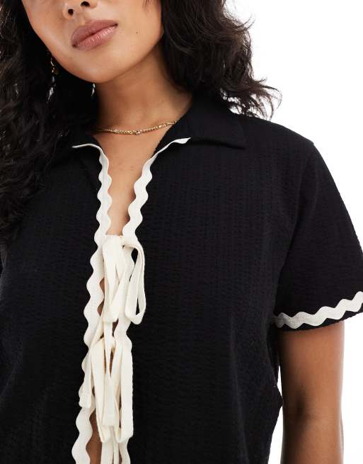 Miss Selfridge - Sort zigzag-top med bindebånd fortil, 2 af 4