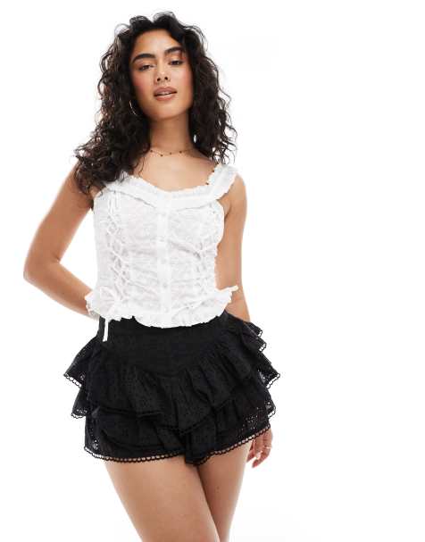 Miss Selfridge - Sorte minishorts i broderie anglaise med flæser - view 1
