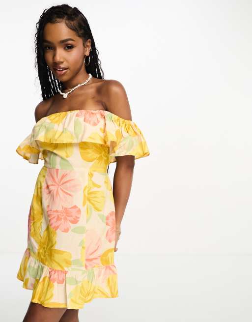 Miss Selfridge – Storblommig miniklänning med bardot-ringning och volang