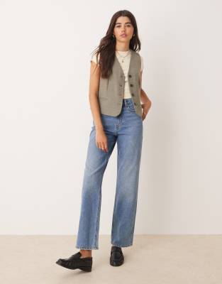 Miss Selfridge - Straight Jeans in blauer Waschung mit Herztaschen