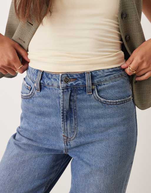 Miss Selfridge – Straight Jeans in blauer Waschung mit Herztaschen, 3 von 5