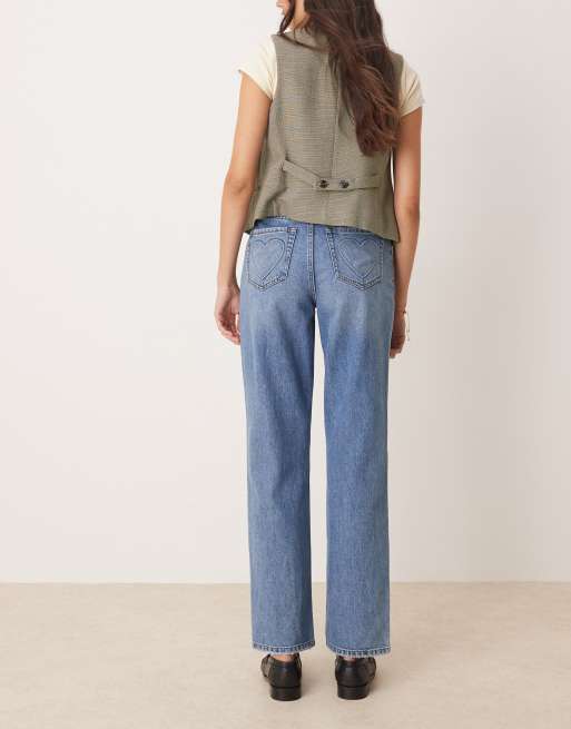 Miss Selfridge – Straight Jeans in blauer Waschung mit Herztaschen, 4 von 5