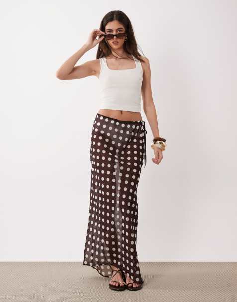 Miss Selfridge – Strand-Maxirock aus Chiffon in Schokobraun mit Polka-Dots und asymmetrischem Schnitt - view 1