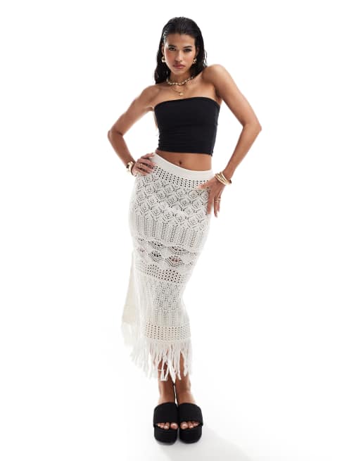 Miss Selfridge – Strand-Maxirock aus Häkelware in Creme mit Fransen