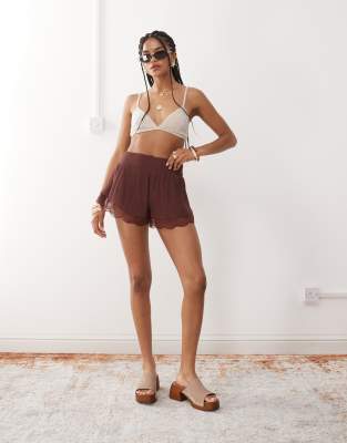 Miss Selfridge - Strand-Shorts in Schokobraun mit Spitzenborte