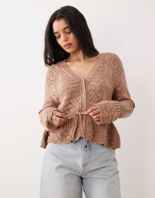 Miss Selfridge - Strickjacke aus Häkelmix in Kamelbraun mit V-Ausschnitt und Schößchensaum-Brown