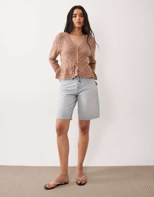 Miss Selfridge – Strickjacke aus Häkelmix in Kamelbraun mit V-Ausschnitt und Schößchensaum, 2 von 4