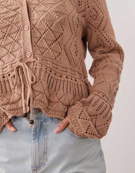Miss Selfridge – Strickjacke aus Häkelmix in Kamelbraun mit V-Ausschnitt und Schößchensaum, 3 von 4