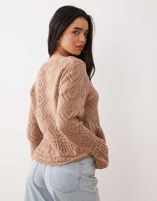 Miss Selfridge – Strickjacke aus Häkelmix in Kamelbraun mit V-Ausschnitt und Schößchensaum, 4 von 4
