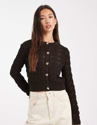 Miss Selfridge - Strickjacke in Braun mit Knopfdetail und weitmaschigem Design-Rot