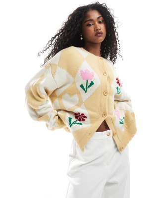 Miss Selfridge - Strickjacke in Buttermilch mit Jacquard-Blumenmuster-Gelb