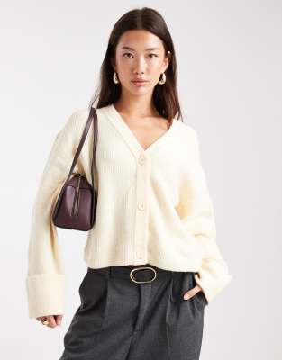 Miss Selfridge - Strickjacke in Buttermilchgelb mit breiten Bündchen und V-Ausschnitt-Weiß