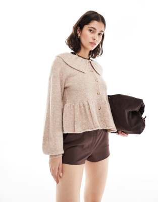 Miss Selfridge - Strickjacke in Camel mit Rüschenkragen und Schößchensaum-Neutral