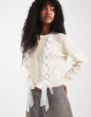 Miss Selfridge - Strickjacke in Creme mit Spitzendetail und Lochstickerei-Weiß