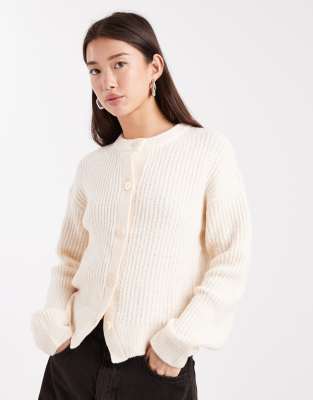 Miss Selfridge - Strickjacke in Cremeweiß mit breiter Rippenstruktur und Rundhalsausschnitt