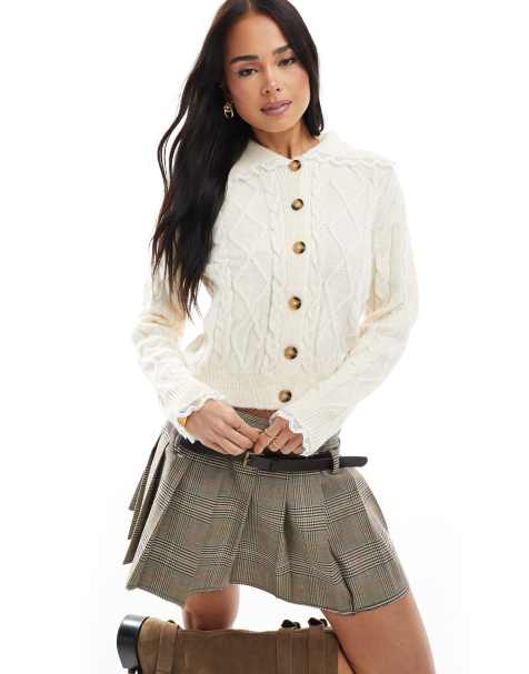 Miss Selfridge – Strickjacke in Cremeweiß mit Zopfmuster und Spitzenkragen - view 1