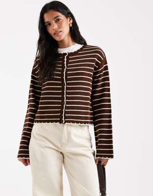 Miss Selfridge - Strickjacke in gestreiftem Braun mit Knopfleiste-Brown
