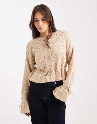 Miss Selfridge - Strickjacke in Haferbeige mit Rüschen und Bindedetail an Taille-Neutral