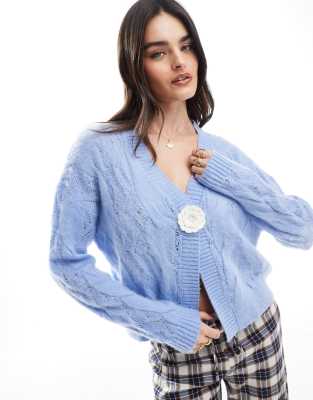 Miss Selfridge - Strickjacke in Hellblau mit 3D-Blume