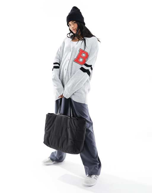 Miss Selfridge – Strickjacke in Hellgrau meliert mit College-Logo und Zierstreifen, 2 von 4