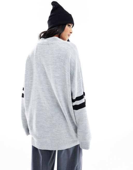 Miss Selfridge – Strickjacke in Hellgrau meliert mit College-Logo und Zierstreifen, 4 von 4
