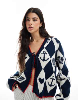 Miss Selfridge - Strickjacke in Marineblau mit Jacquardmuster und nautischen Motiven