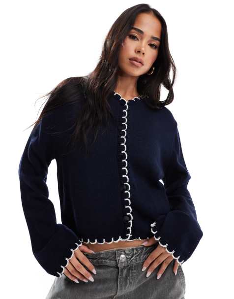 Miss Selfridge – Strickjacke in Marineblau mit Languettenstich - view 1