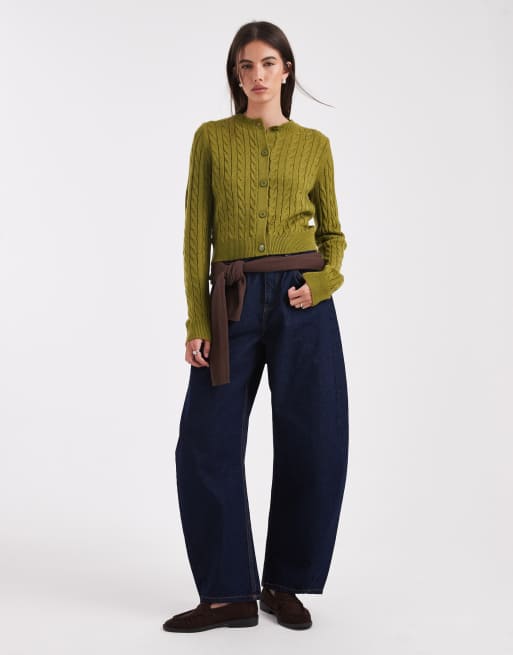 Miss Selfridge – Strickjacke in Olivgrün mit Rundhalsausschnitt und Zopfmuster, 2 von 4