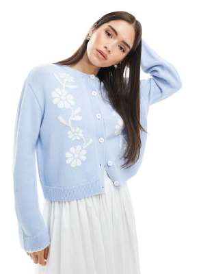 Miss Selfridge - Strickjacke in Puderblau mit floralem Jacquard-Detail in Kontrastfarbe