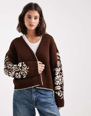Miss Selfridge - Strickjacke in Schokobraun mit Languettenstich und Blumen-Stempelprint-Brown