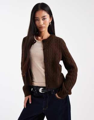 Miss Selfridge - Strickjacke in Schokoladenbraun mit Zopfmuster und Rundhalsausschnitt-Brown