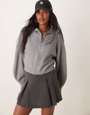 Miss Selfridge - Strickjacke in zartem Grau mit Reißverschluss und Kragendetail