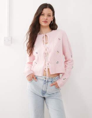 Miss Selfridge - Strickjacke in Zartrosa mit Blumenverzierung