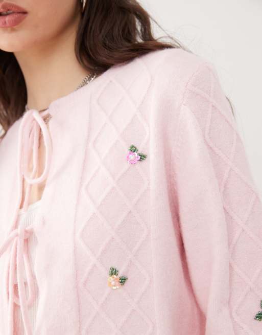 Miss Selfridge – Strickjacke in Zartrosa mit Blumenverzierung, 2 von 4