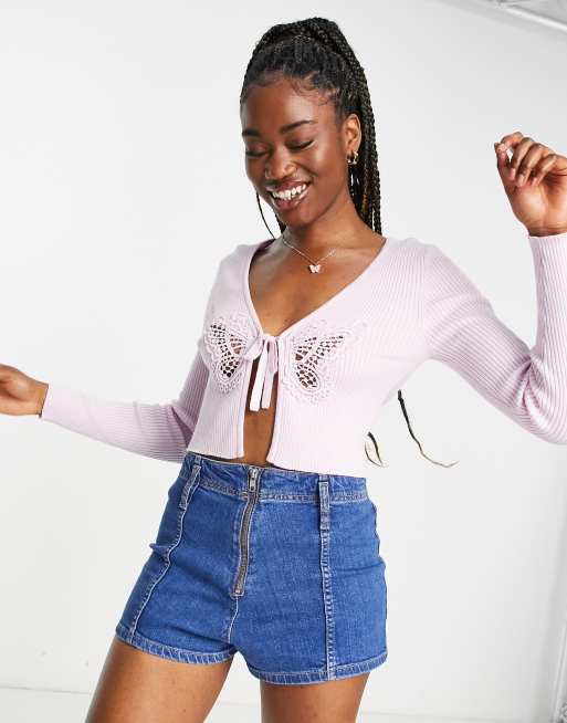 Miss Selfridge – Strickjacke mit Frontschnürung und Schmetterlingsverzierung in Flieder