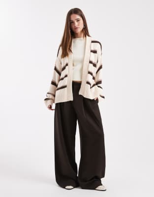 Miss Selfridge - Strickjacke mit offenem Design in braun gestreift-Weiß