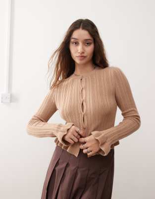 Miss Selfridge - Strickjacke mit Rüschensaum-Neutral