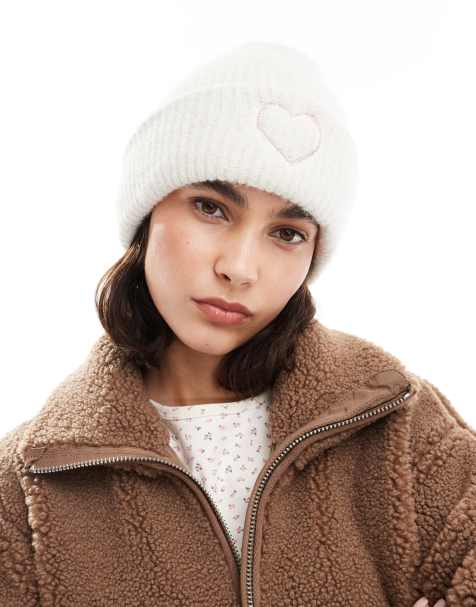 Miss Selfridge – Strickmütze in Creme mit Herzstickerei - view 1
