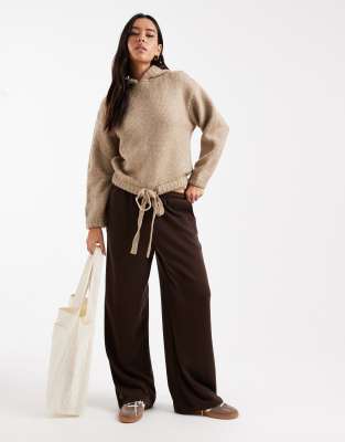 Miss Selfridge - Strickpullover in Beige mit Kapuze und Bindeband-Neutral