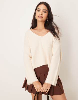 Miss Selfridge - Strickpullover in Creme mit V-Ausschnitt-Weiß