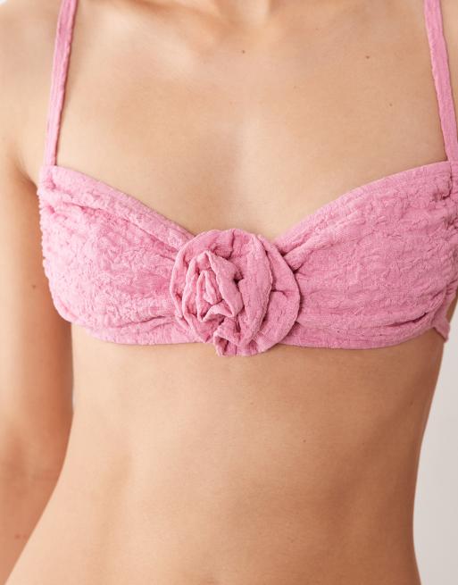 Miss Selfridge – Strukturiertes Bikinioberteil in Altrosa mit Ansteckblume, 3 von 4