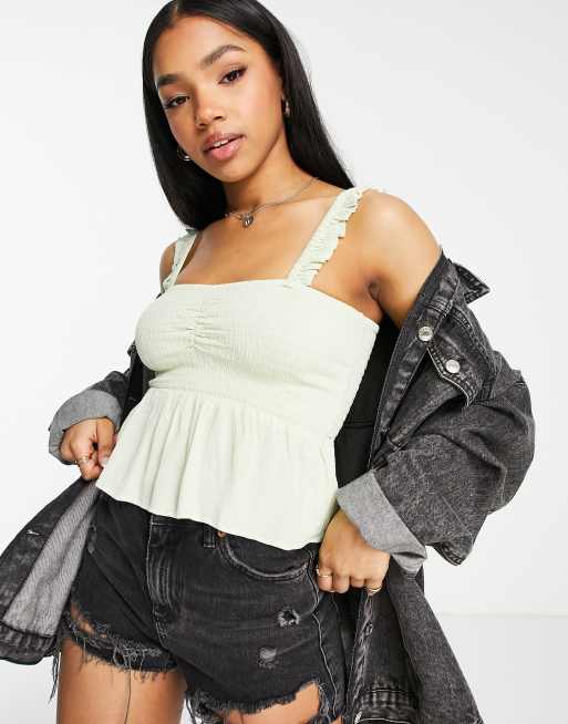 Miss Selfridge – Strukturiertes, gesmoktes Camisole in Salbeigrün mit Rüschenträgern