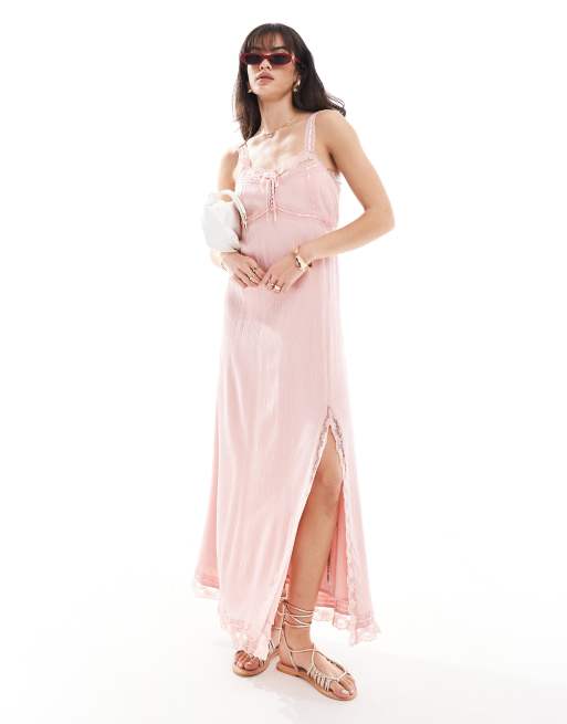 Miss Selfridge – Strukturiertes Maxi-Trägerkleid in Zartrosa mit Besatz